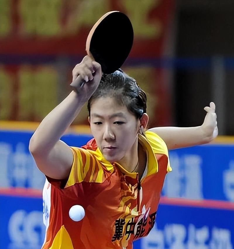 45岁牛剑锋嫁梁靖崑恩师，褪去冠军光环，状态逆龄亮眼
 
说起牛剑锋，老一批乒乓