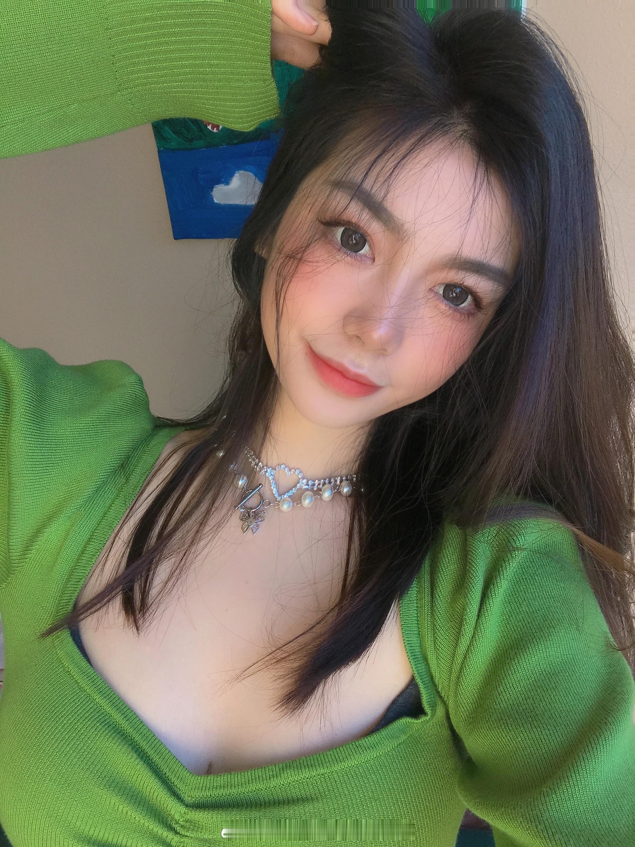 美女校花她叫罗思明，来自河北农业大学，98年，身高168cm，体重46kg[心]