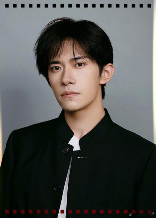易烊千玺宋佳咏梅获导协年度男女演员7月15日，2025中国电影导演之夜，凭借《小