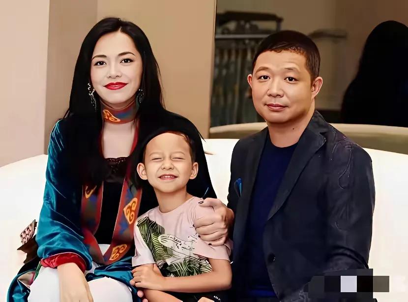 姚晨儿子像爸爸还是像妈妈？一眼看不出来，但是又感觉像一个主持人，也许是孩子调皮，