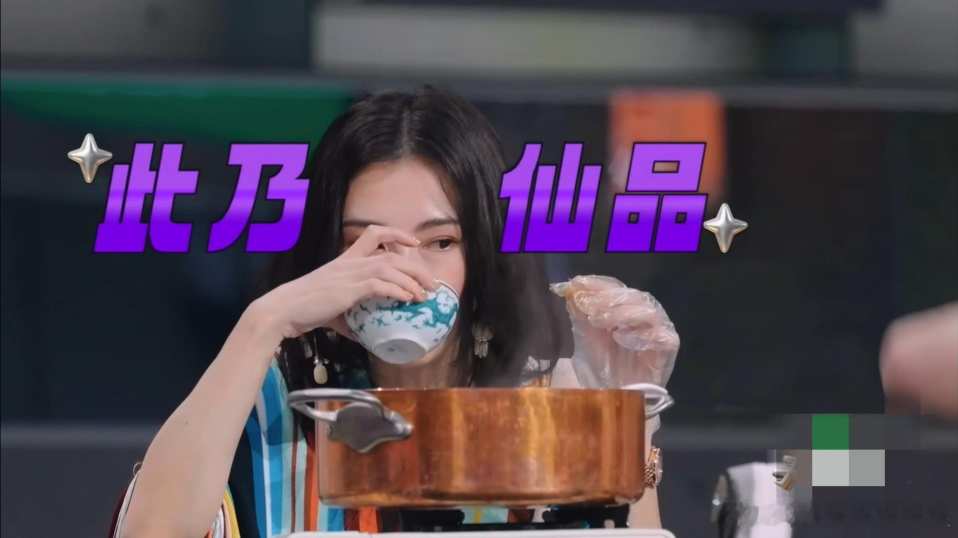 张柏芝岳云鹏抢饭没想到张柏芝能和岳云鹏抢饭谁能预料到这个名场面！鲜香海鲜锅上桌，