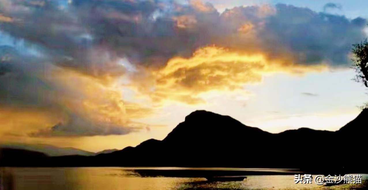 《色魅》
夕阳晚霞落日晖，
自然天象彩云飞。
手机随拍留记忆，
如诗如画醉人生。