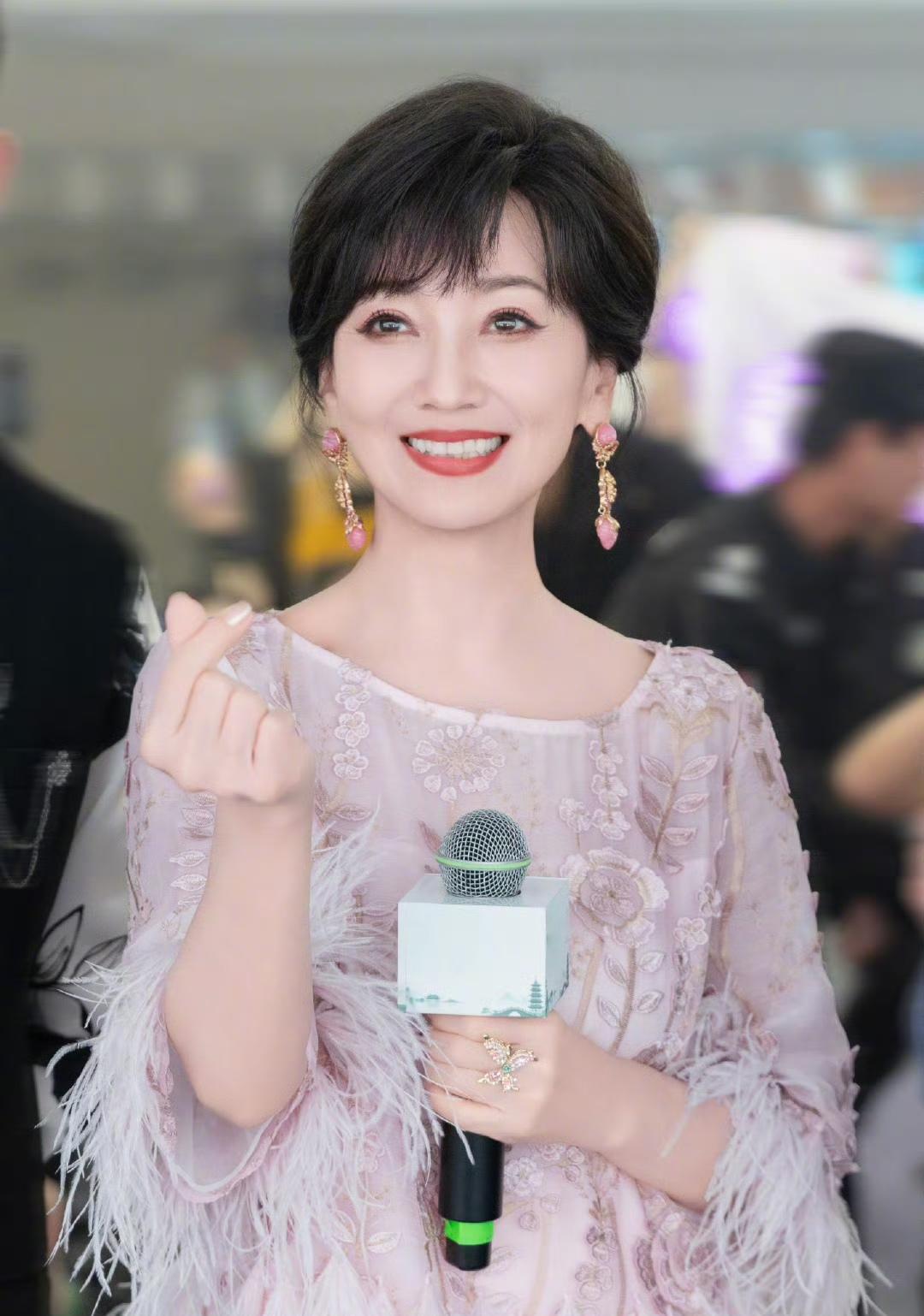 72岁赵雅芝又晒美照了，生命不息，美照不断，这就是赵雅芝，太棒了！

发现没有？