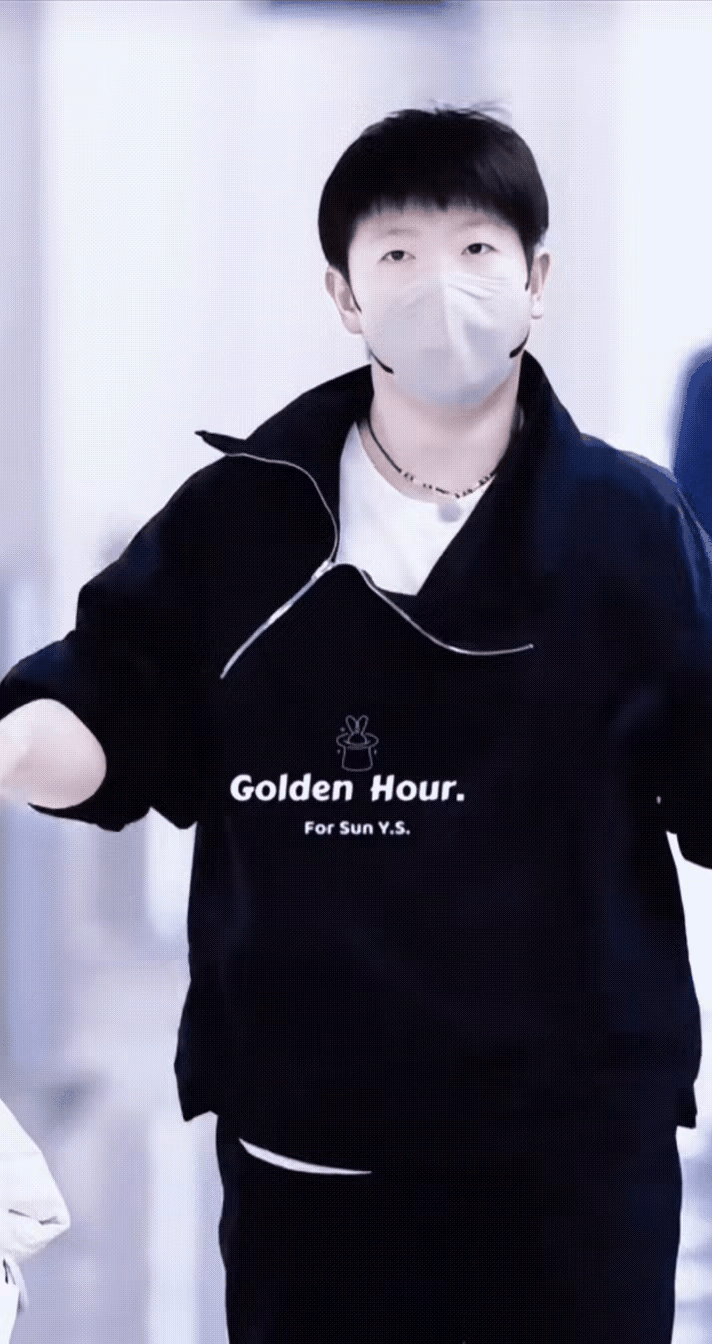 莎莎这个人，实在让人看不懂了

你说她只懂打球吧，她换上身白色羽绒服直接走出模特