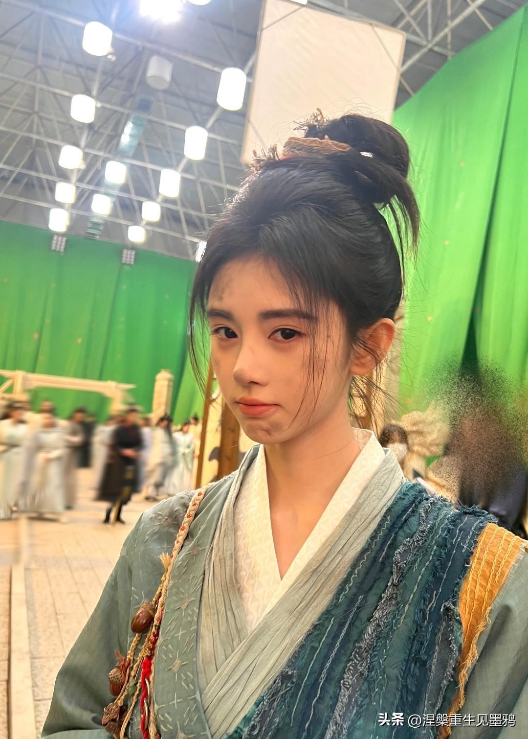 鞠婧祎晒《千香》姜黎非幕后花絮照，满脸灰噘嘴卖萌，自封修真界滑雪天才

鞠婧祎在