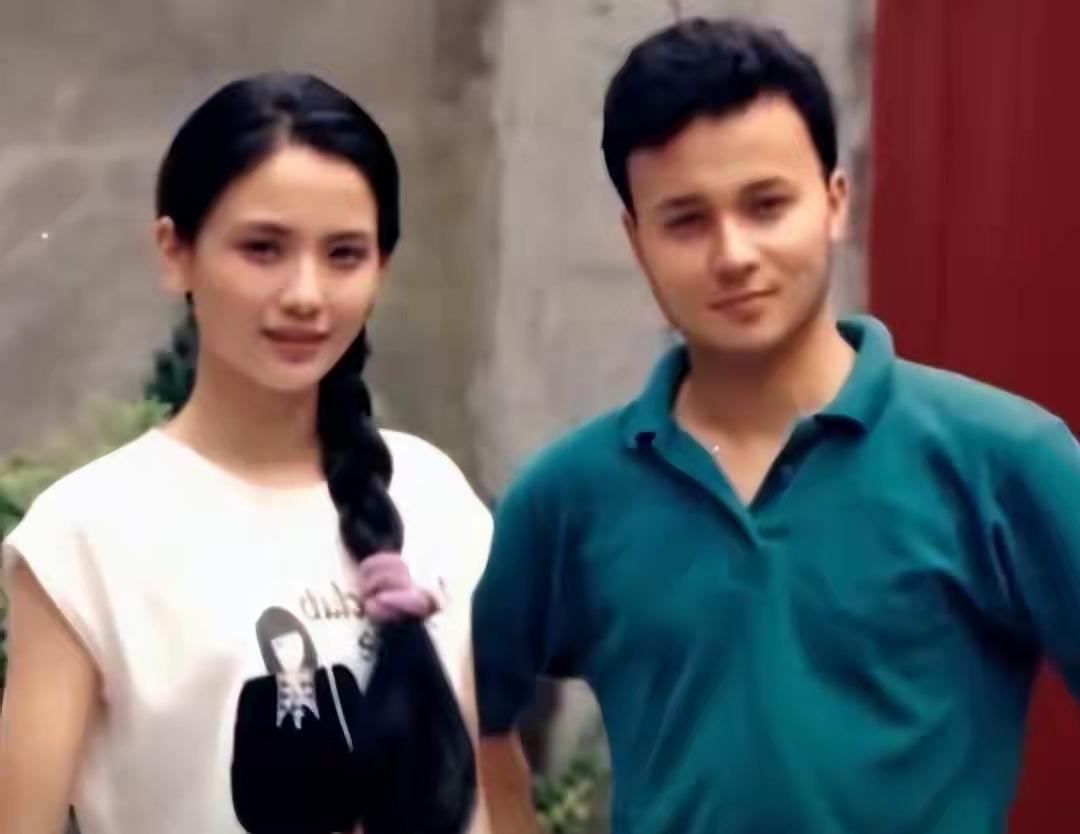 “江南第一美女”陶慧敏，与初恋结婚30年0绯闻！
     陶慧敏的丈夫王设忠是