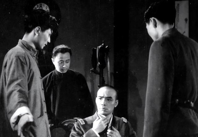 1936年夏天，蒋介石的外甥俞洛民在电梯里不小心踩了警察局长陆连奎小老婆的脚，结
