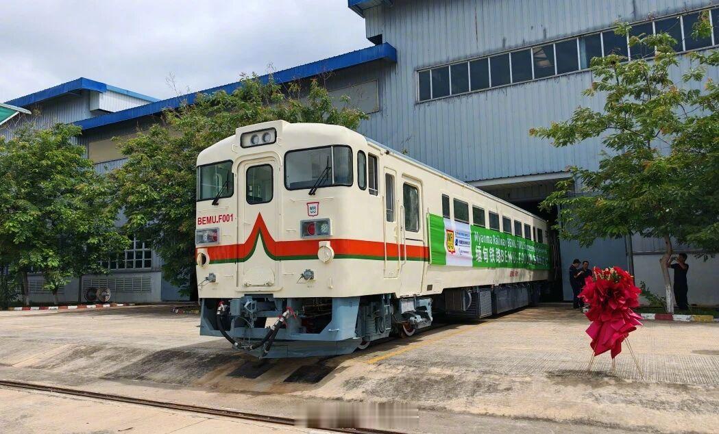 一台生产于昭和年代日本国铁时期的老车结束在日本服役后被卖到缅甸仰光环城铁路发挥余