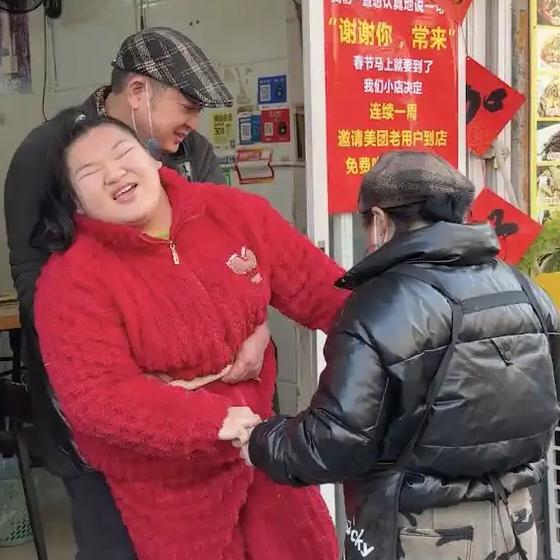 百万债务与长期瘫痪是压在这一家人身上的两座大山。他们用8年的时间，通过杭州街边小