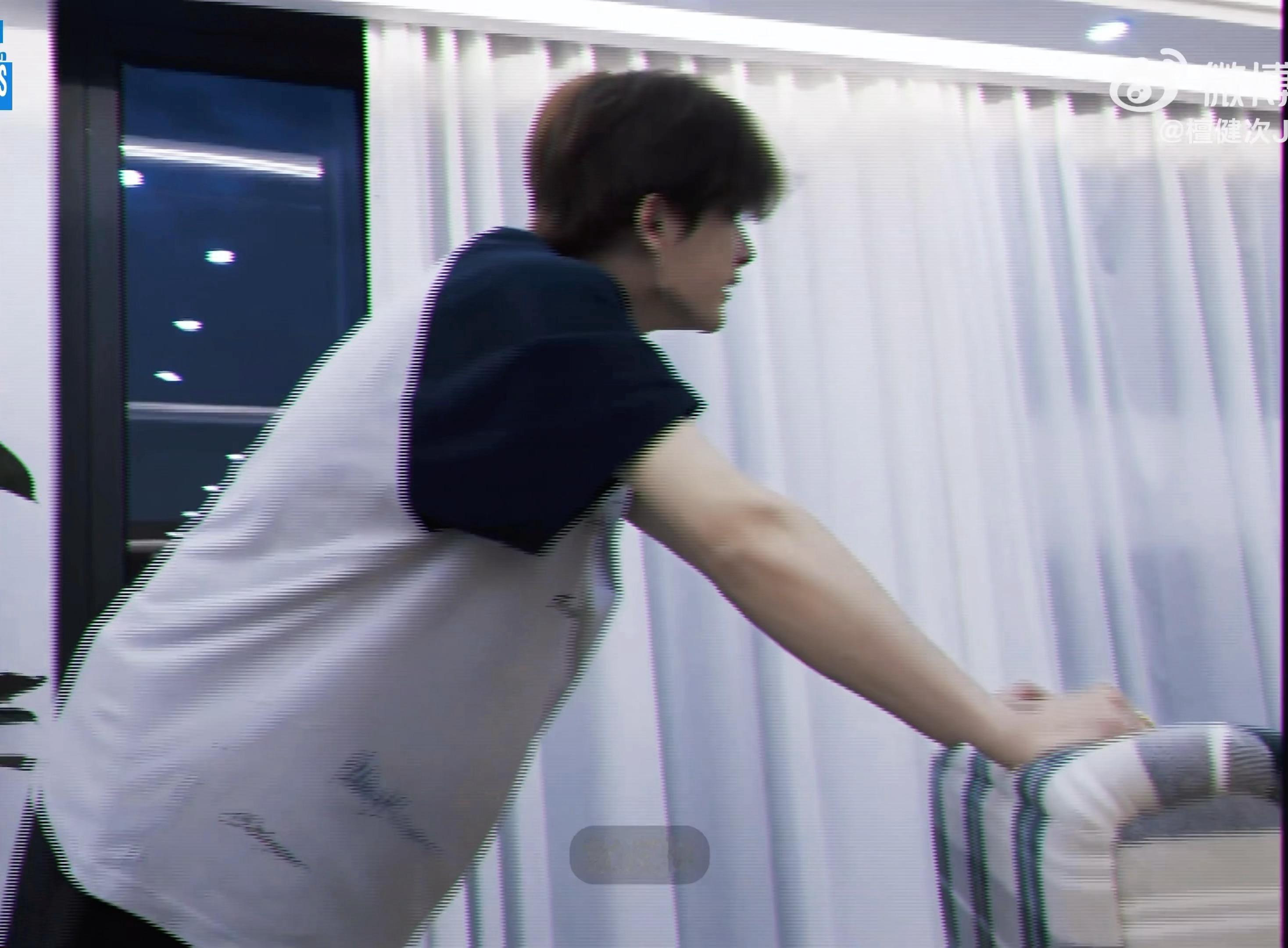 感受到老公的崩溃了…听的时候就感觉这首歌真的好难，比我听过的所有英文歌都要难，老