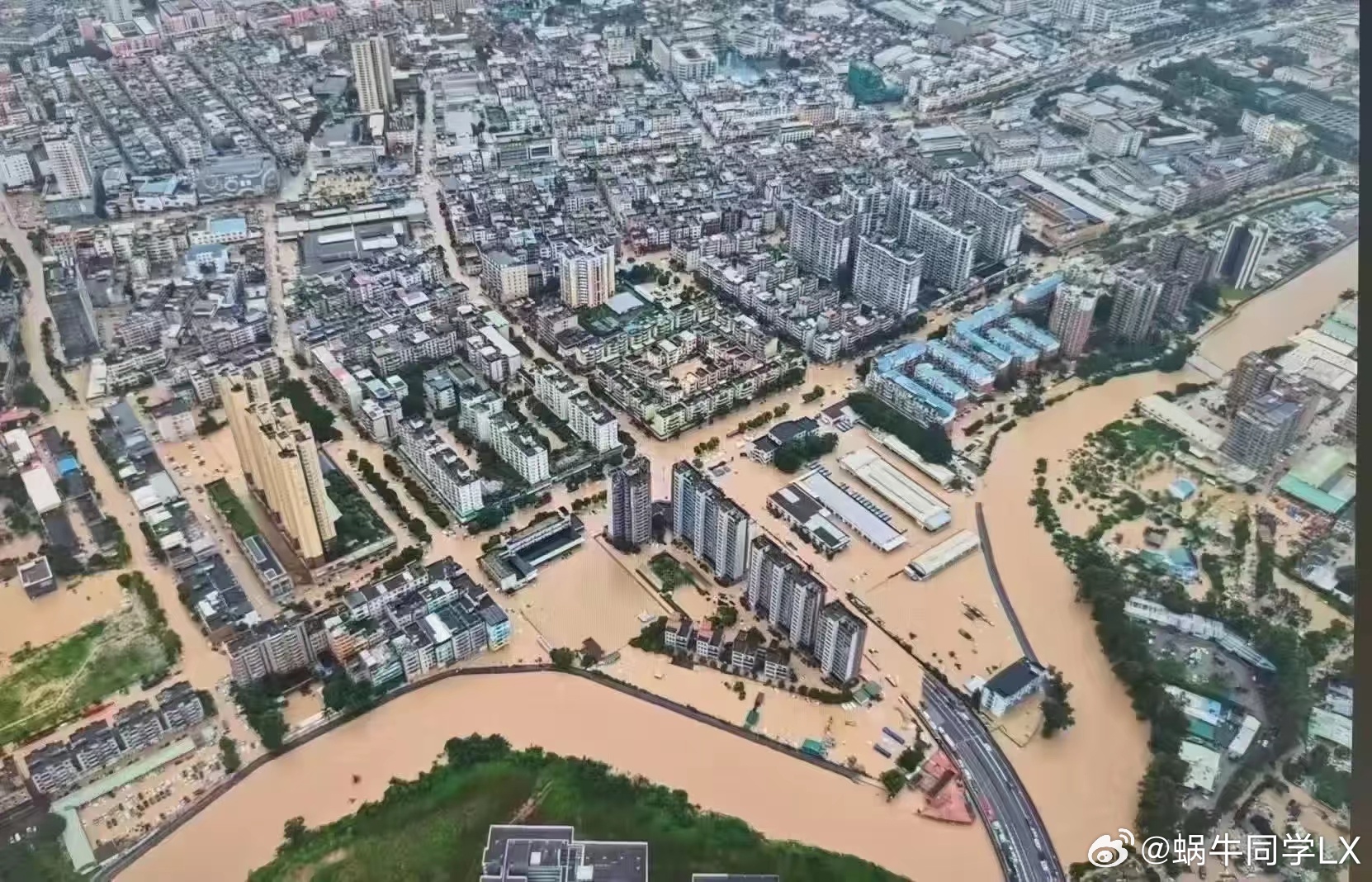 珠三角暴雨之下的东莞，下了一天一夜的雨，无数车主心碎了.......深圳暴雨[超