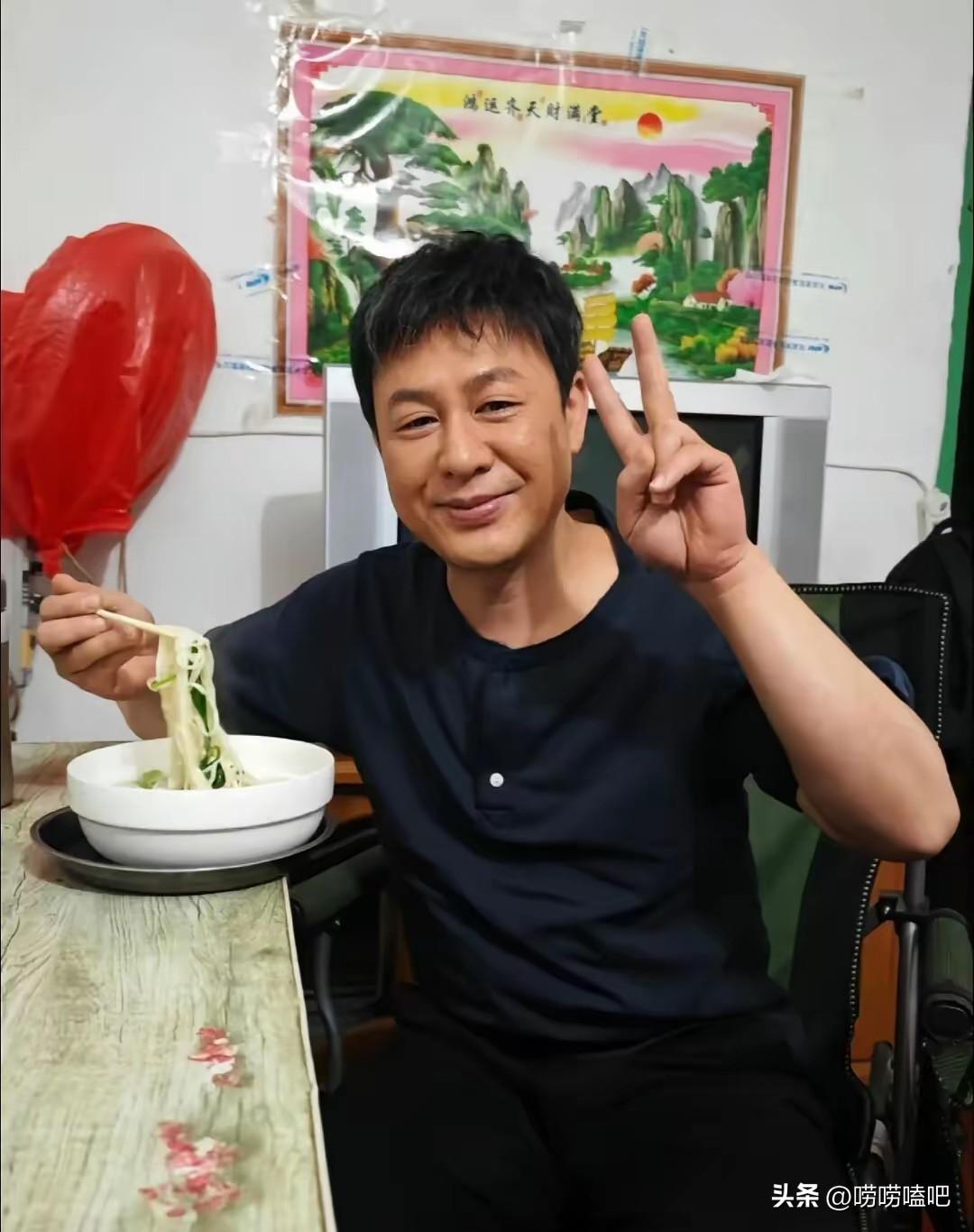 张颂文的婚姻现状
给所有男人上了一课
那就是男人发达了，千万别急着换“糟糠之妻”