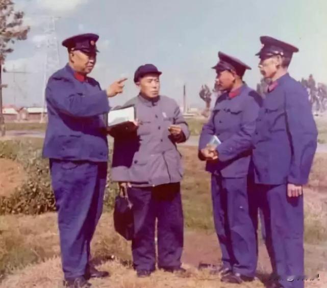 1967年，一趟昆明开往红河州的火车上，云南省公安厅下放到地方干部的曹显政，随手
