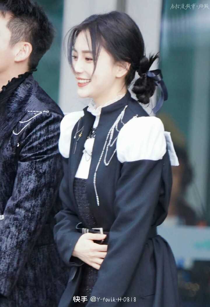 angelababy angelababy 人群自动退成布景，像被风吹散的铅笔画