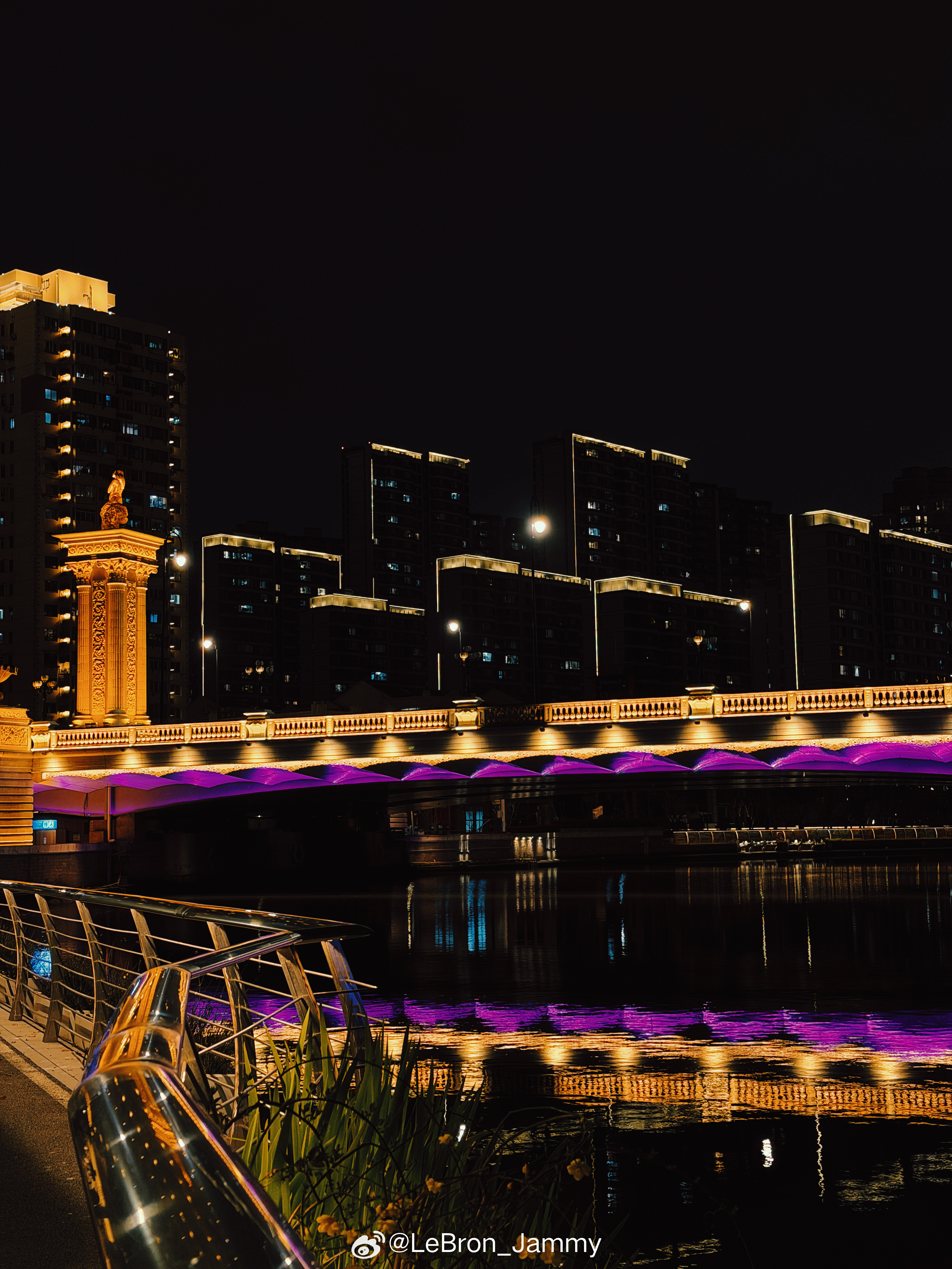 家门口溜达，偶遇湖人色💜💛 上海