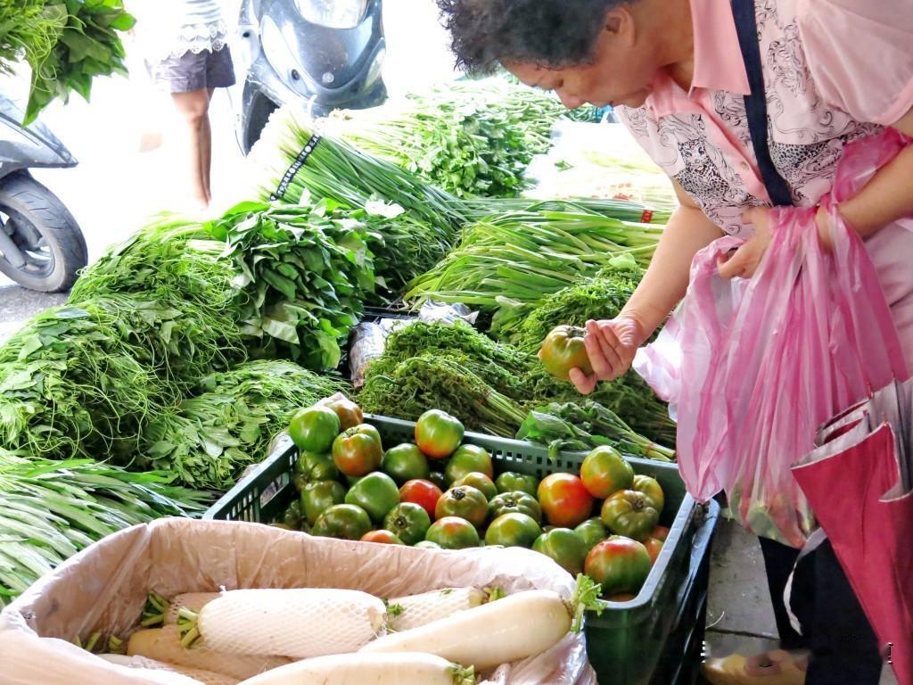 4月28日台湾台北菜市场菜价，猪肉500克，41元人民币，包菜一颗，18元人民币