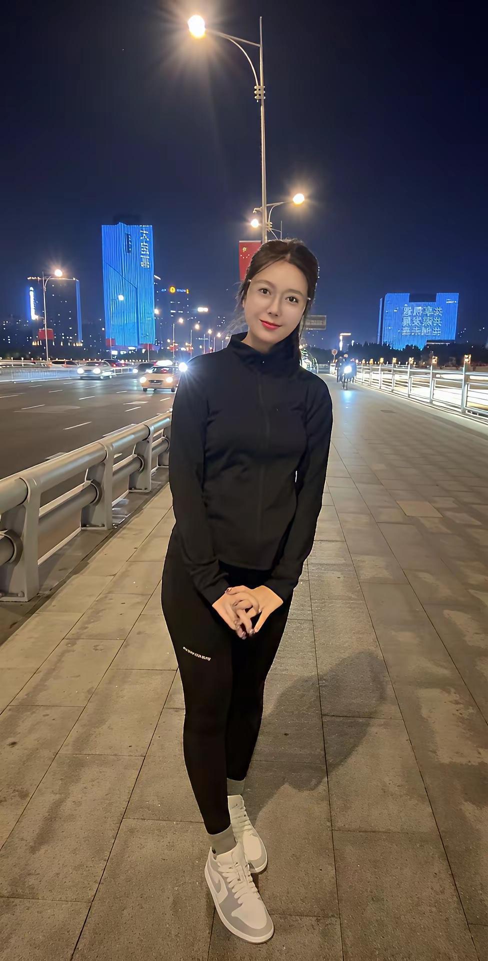 夜色阑珊处，灯火阑珊时。