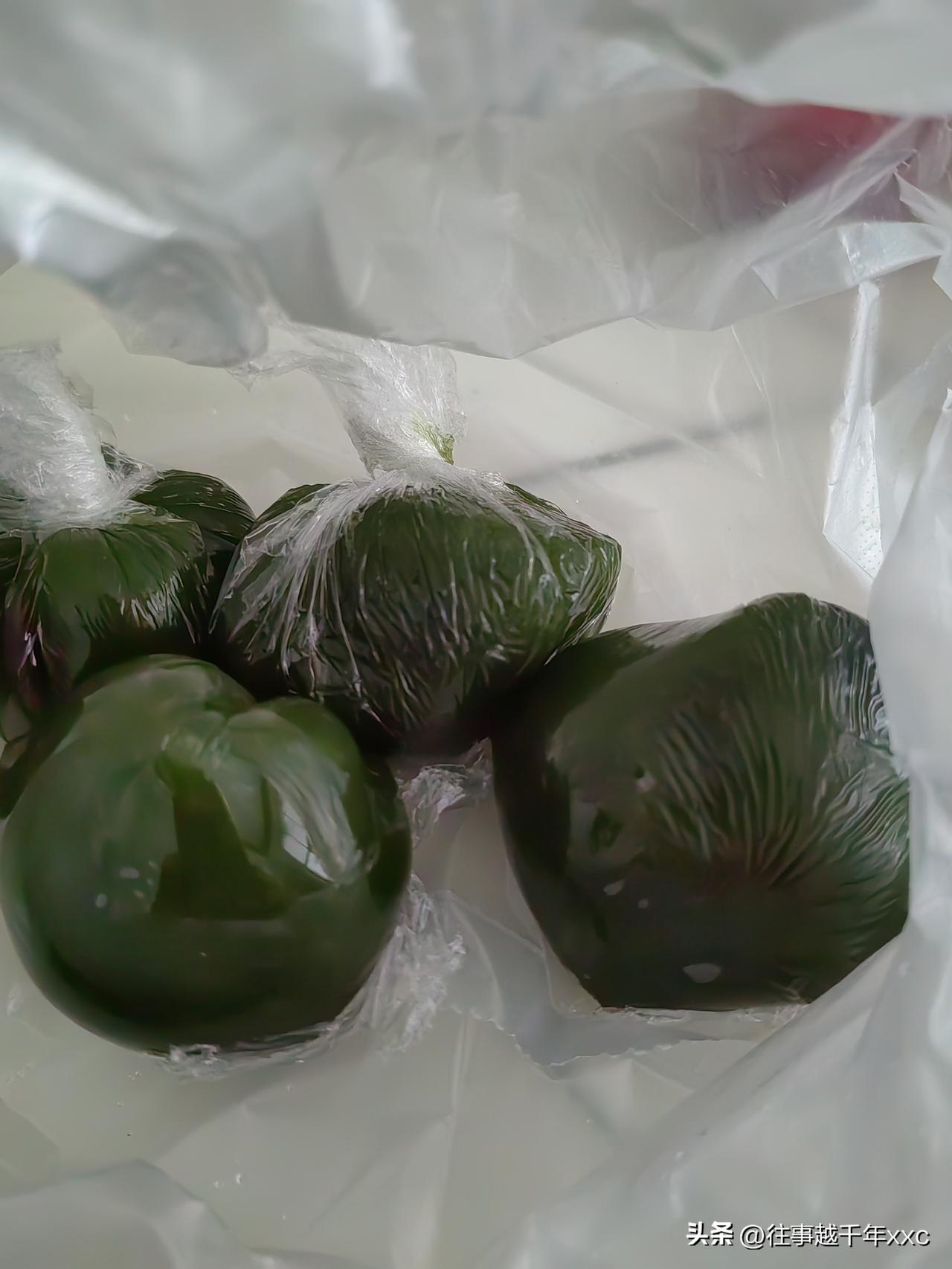 哈哈！有意思！昨还听别人说此美食，今逛超市遇到，便禁不住诱惑购买。

这不！艾草