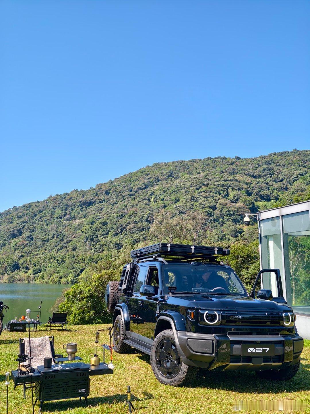 又集齐了驼色和蓝色这个户外的场景真的很适合V27种草了