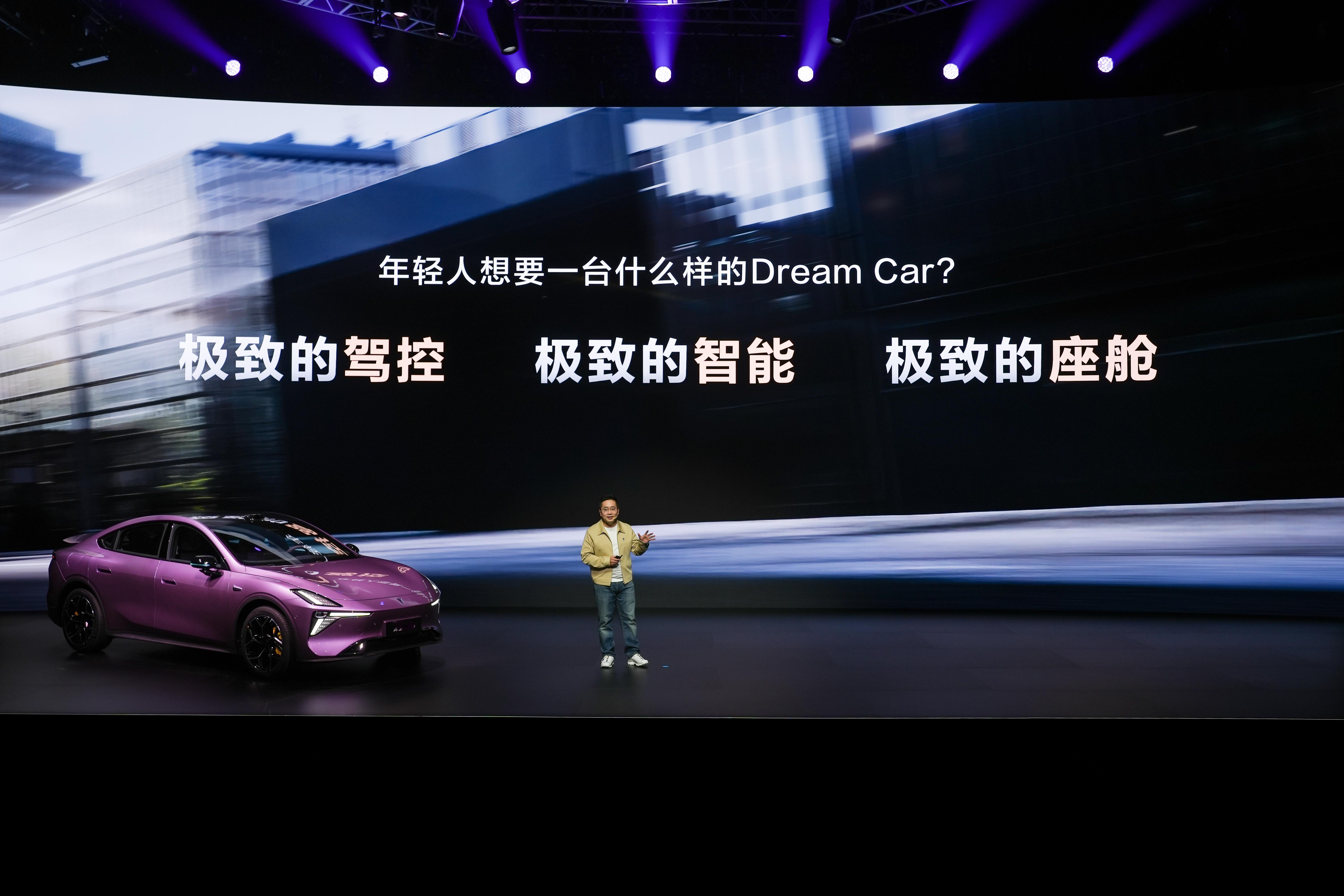 家人们谁懂啊！十几万的车能给到这配置，深蓝L06是真的疯了吧！300万法拉利同款