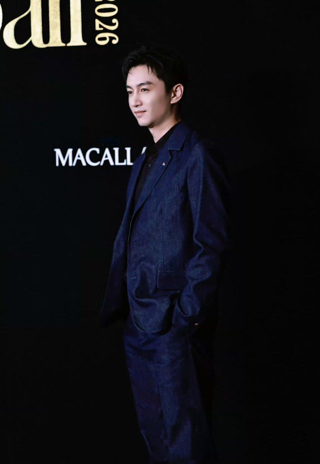 陈晓确实很绝，不靠妆造不靠氛围就是硬帅。 ​​​