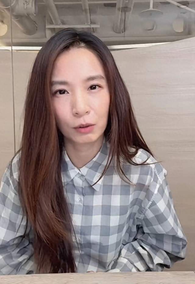 馥甄直播名场面！粉丝让解开衬衫扣子，她的回应争议拉满