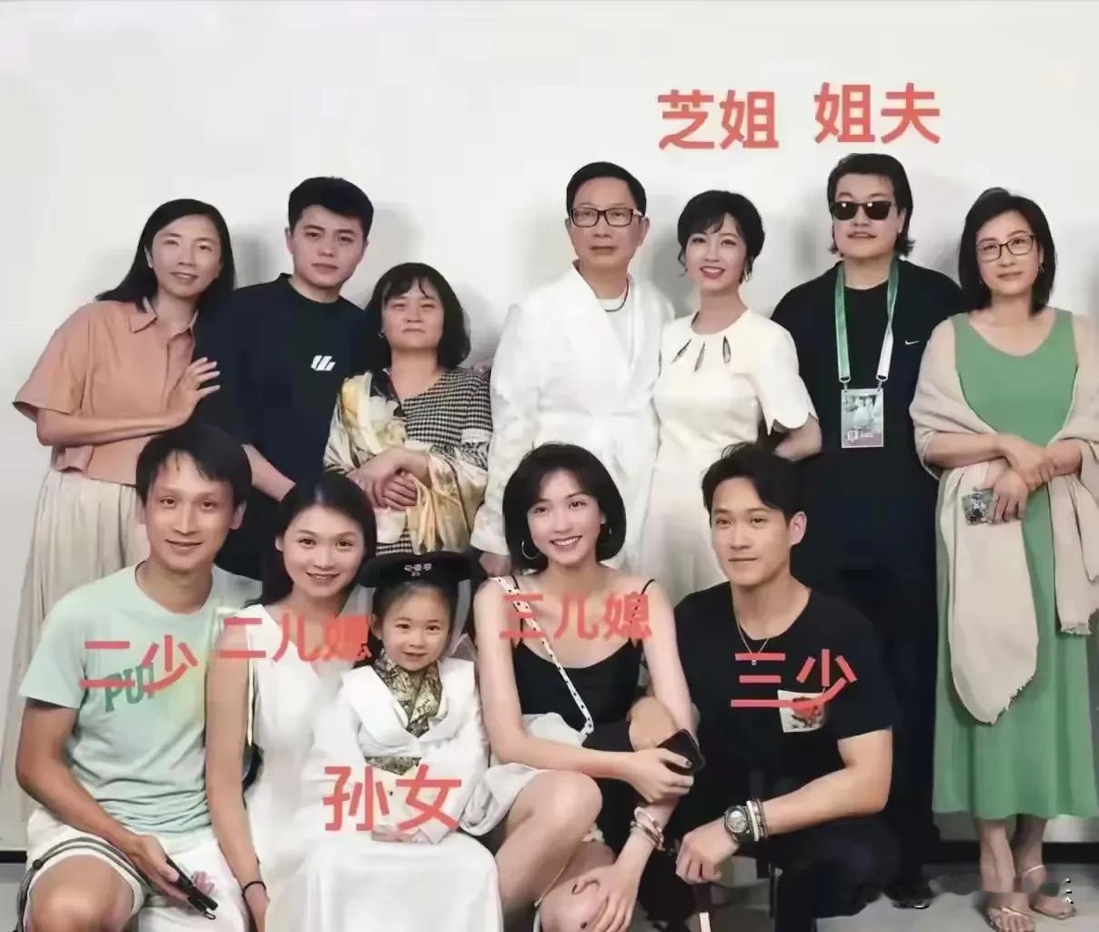 赵雅芝和汪明荃同为70+港星，
但不同的是赵雅芝家里人口众多，
而汪明荃常常是独
