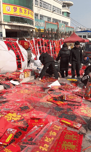 最近招远卖春联男孩引发很多人关注，很多招远市民纷纷到小男孩摊位前照顾生意，并且给