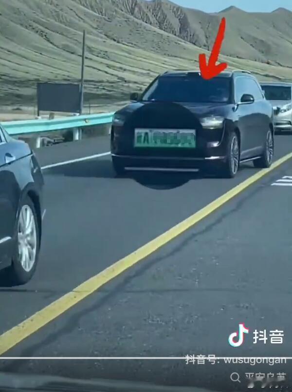 逆行压线超车，被交警拦下之后还说自己不差钱、随便曝光，如此狂妄的司机，最后只是罚
