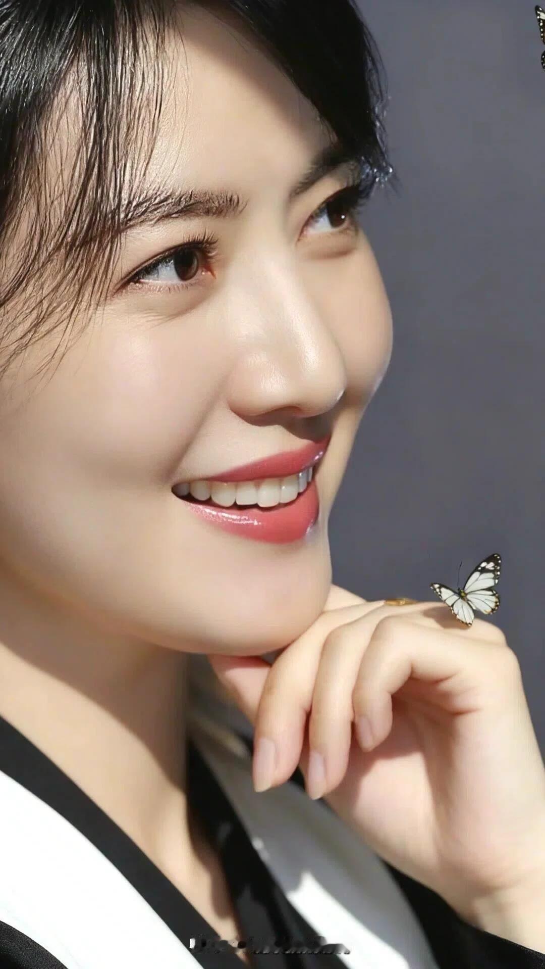 微笑的少女与蝴蝶的邂逅，甜美与自然的完美结合。