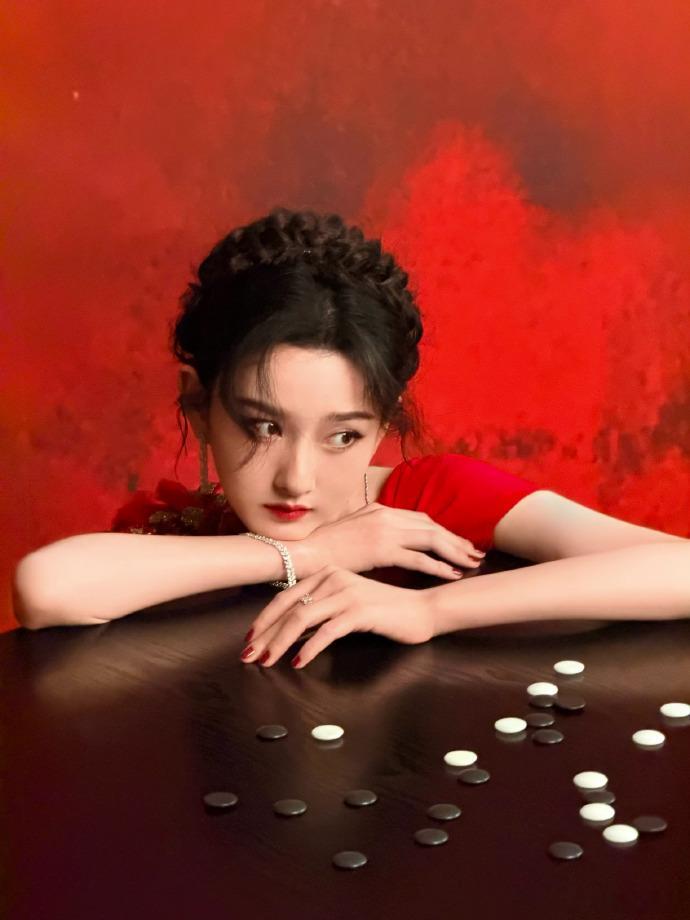 宋祖儿红色战袍宋祖儿公主盘发红色露背裙 宋祖儿公主盘发红色露背裙，宋祖儿红色战袍