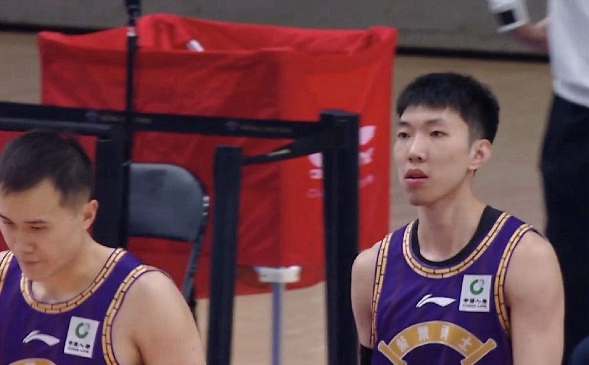 沈子捷伤退，纳托尔17分，齐麟16分，新疆男篮半场领先北控17分！北京时间202