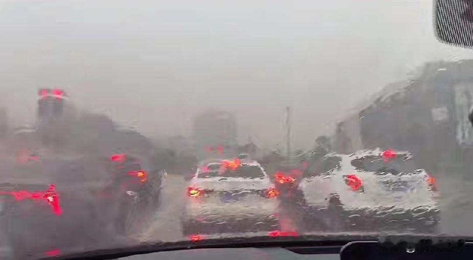 一说黑色车在雨天，夜晚，视线不好的时候不容易被发现，很多人就会抬杠，犟嘴，
正好