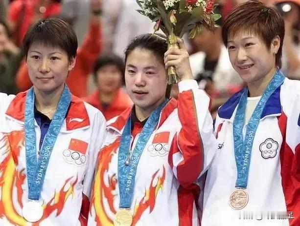 中国乒乓球人才辈出，长盛不衰，颇受国人关注。图中三位奥运冠军，除了王楠因女儿笑笑