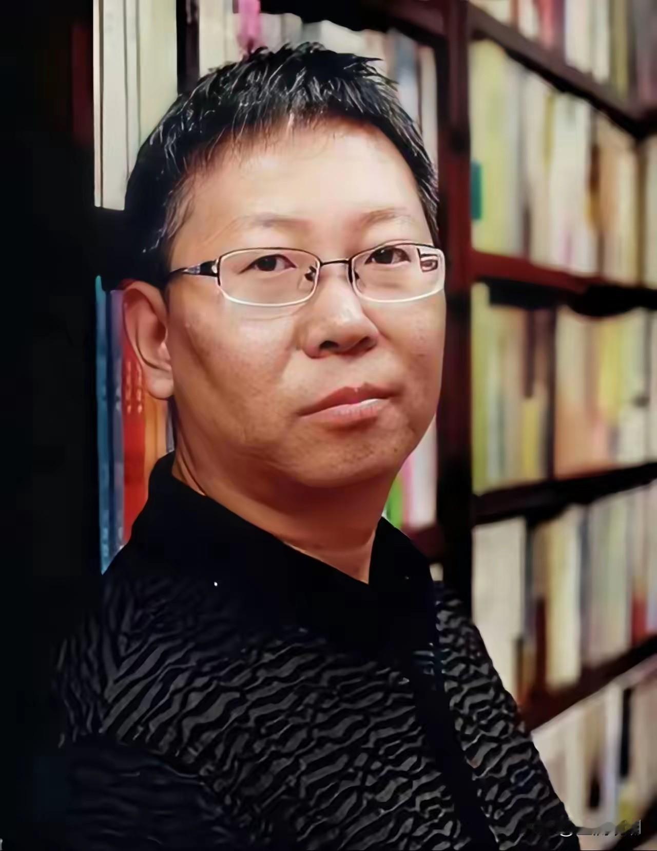 《监狱来的妈妈》这个导演，如果不是他有诗人、导演、资本这些外衣，就单说他的长相，