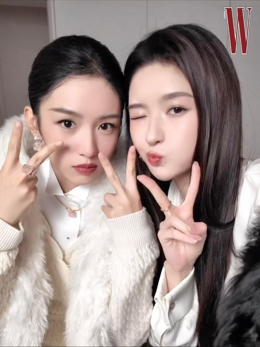 王玉雯周也秀前合照周也王玉雯秀前同框周也王玉雯秀前同框，比耶那张一个wink一个