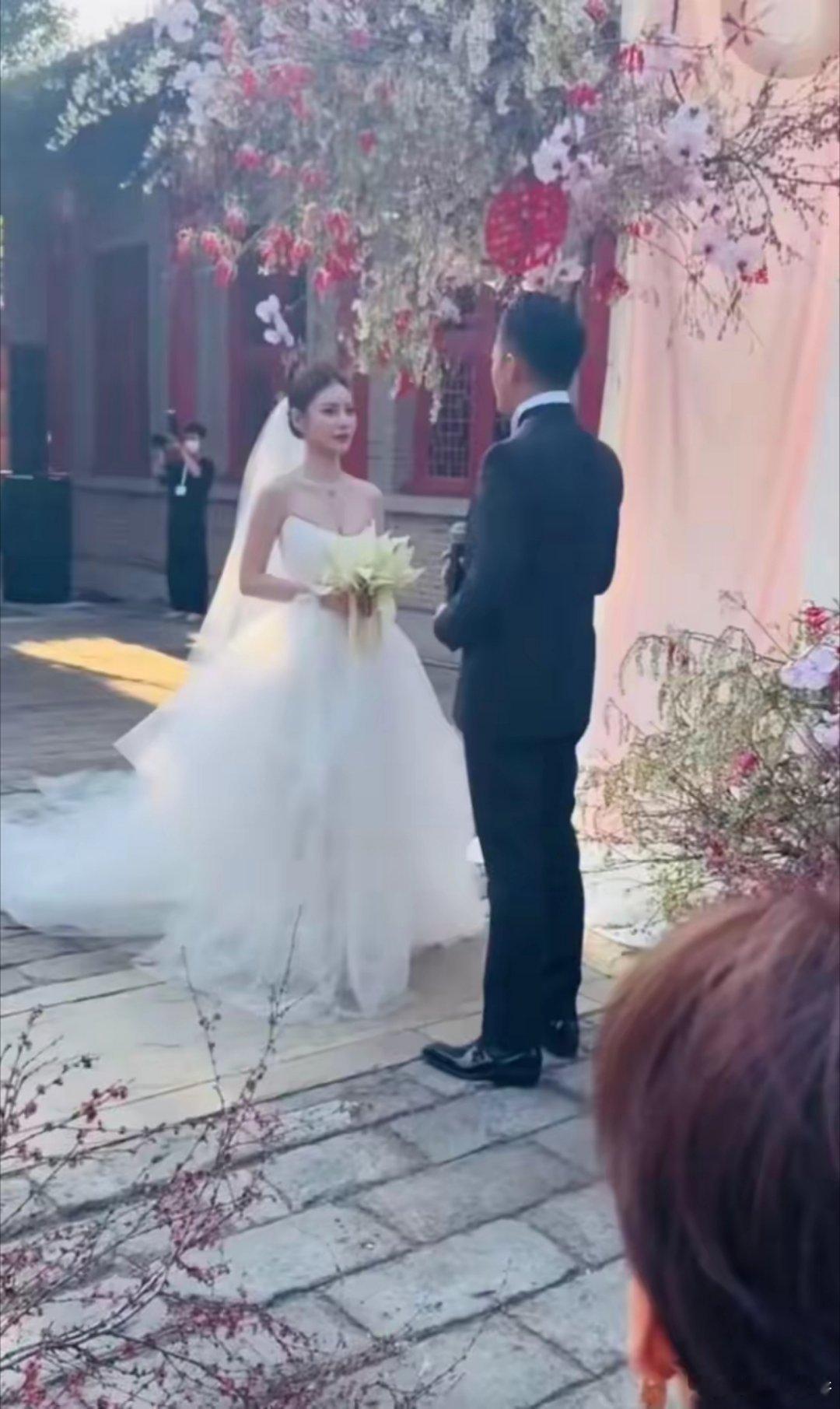 汪小菲二婚穿高跟皮鞋，马筱梅妈妈送女儿出嫁，四合院布置简陋 ​​​