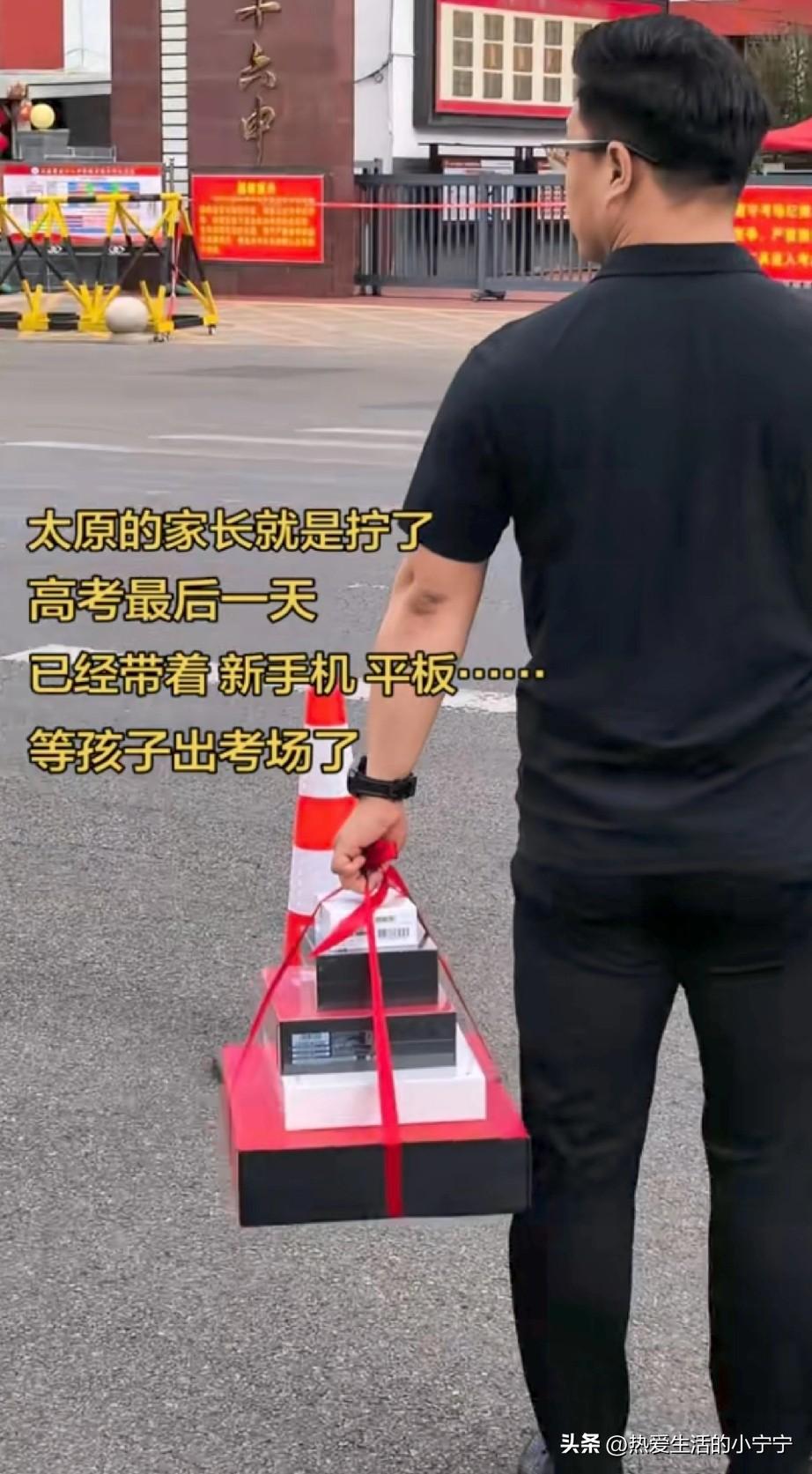 当父母的都这样，自己省吃俭用，一分钱掰八瓣，就为了给孩子一个更好的生活环境。
 