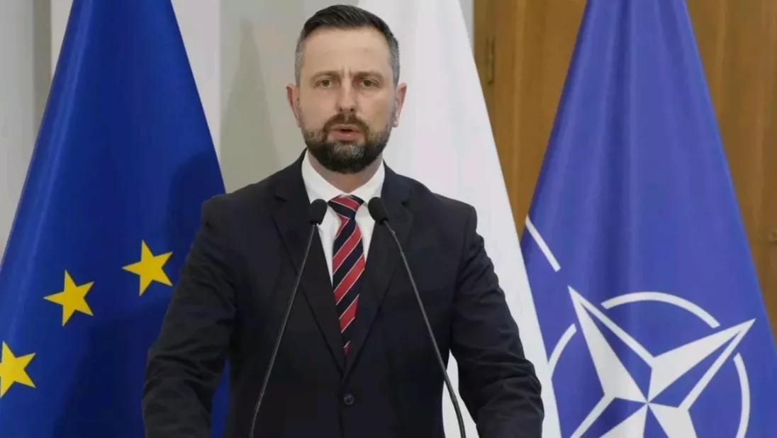 欧洲新闻网报道，当地时间2日，波兰防长柯西尼亚克-卡梅什宣布，为应对来自东部边境