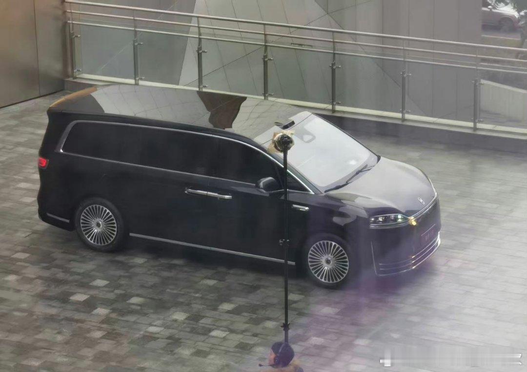 智界V9这台神秘MPV水灵灵的曝光了！一身正气的外形走精英阶层高端化应该是稳了，