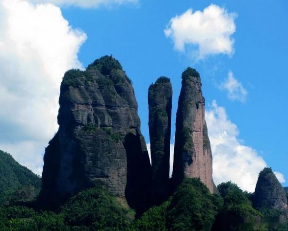 【江郎山】 雨后江郎，疏密明暗，隐现自然，生动而不粗犷。巨石之间，是中国一线天之