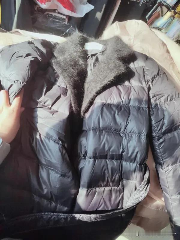 网购羽绒服半个月退回口袋装着机票 现在的网购真是啥奇葩事儿都有。海南苏女士网购近