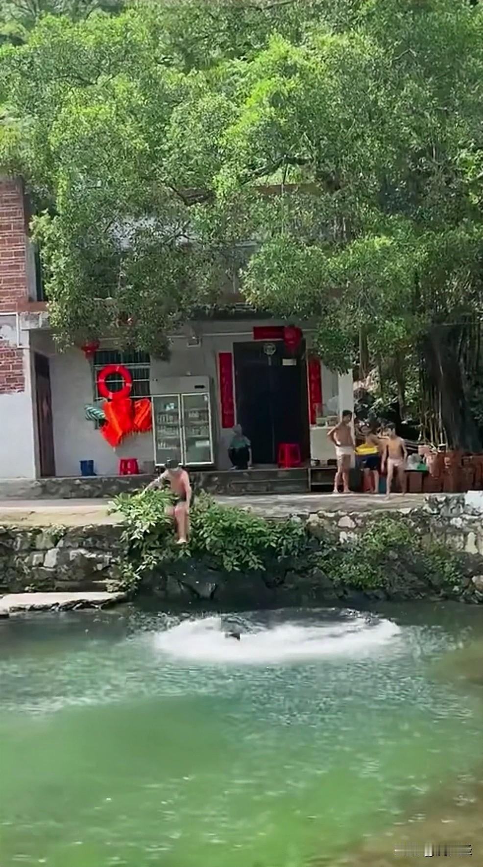 我想起之前去乡村拍的照片，就有这么一幅画面：屋前一方水塘，水面波光粼粼。一群小孩