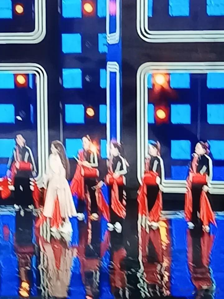 舞步无拘，快乐自来

音乐一响，腿脚就痒。

广场上，大妈们的扇子舞得风生水起；