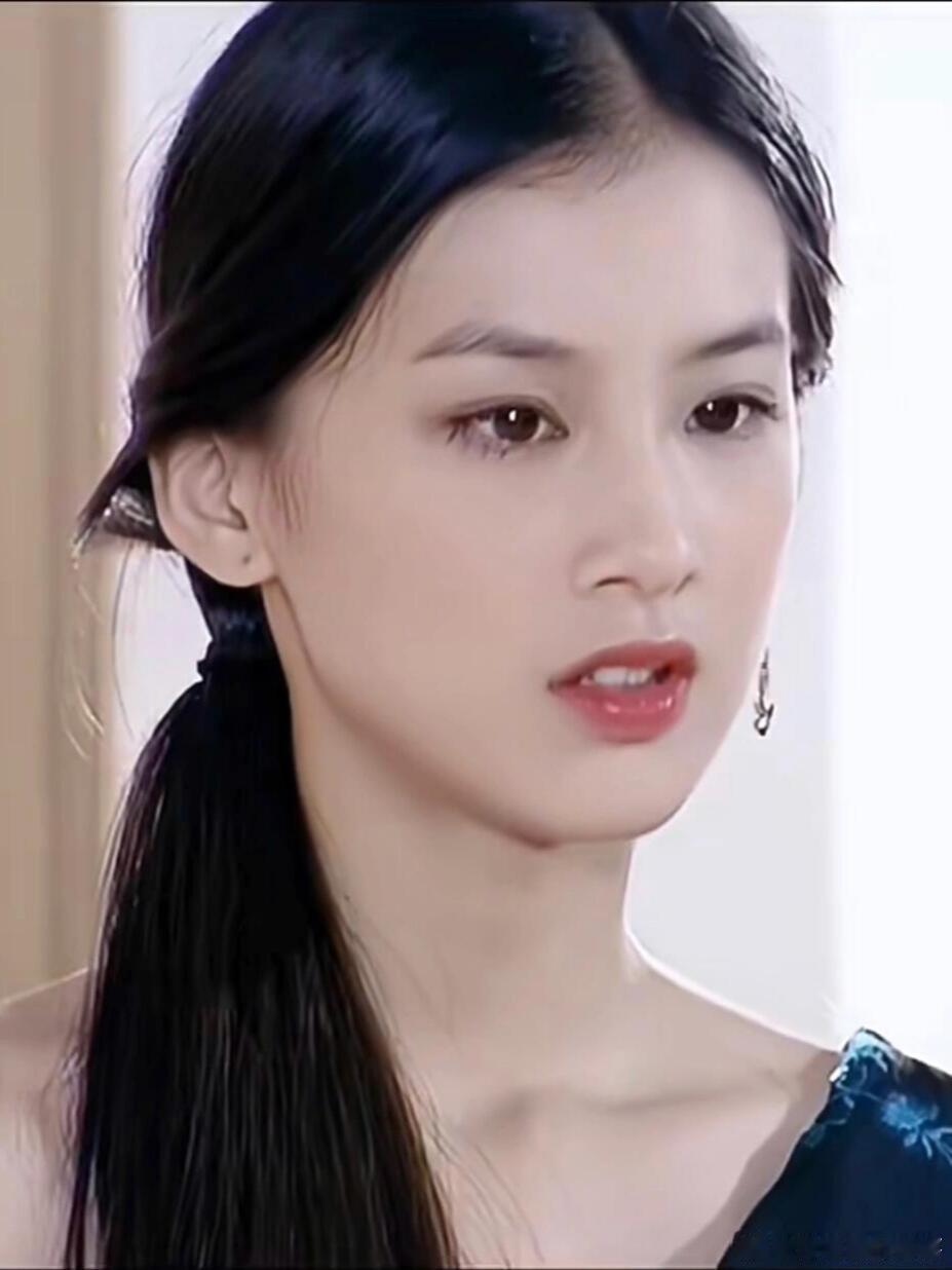#黄圣依曾经把杨子写到歌词里#早期的黄圣依，一亮相便惊艳众人。她那无需氛围感衬托