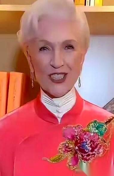 马斯克他妈，一个70多岁的老太太，亲自下场给我们点了个赞。
说咱们的公路、隧道、