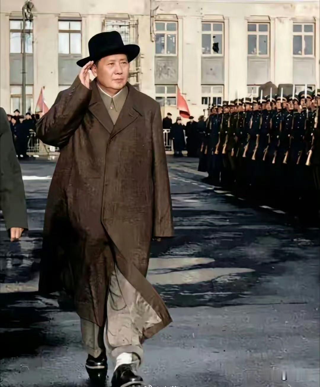 1957年，莫斯科机场。伟人身着深褐色呢子大衣、头戴礼帽，军礼标准、身姿挺拔，从