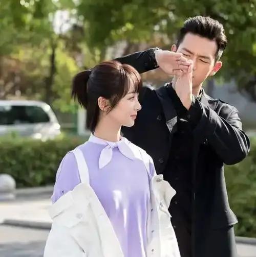2025年7月，李现突然在社交平台连发3张杨紫照片，配文“老友，永远闪亮”，瞬间