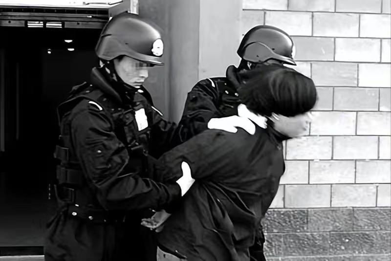 一个死刑犯在戈壁滩即将要执行枪决，面对死神逼近，他大声喊出了一句话震惊了当场所有