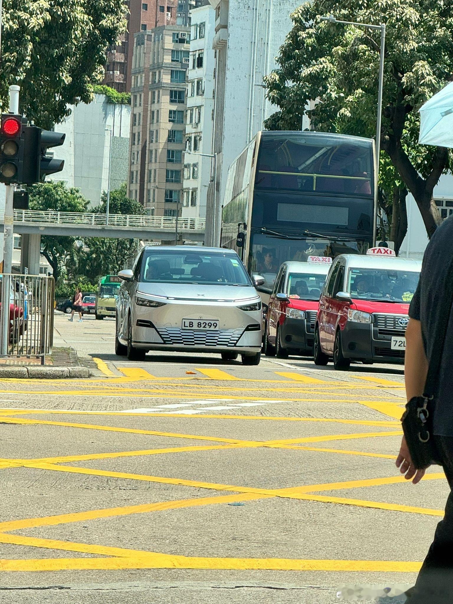 最近半年去香港去的比较多，可以说一路见证小鹏 X9 在香港的能见度越来越高，发几